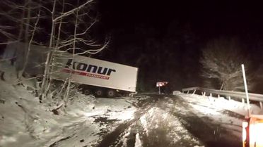 Ardahan-Artvin karayolunda kayan tır yolu kapattı, onlarca araç mahsur kaldı