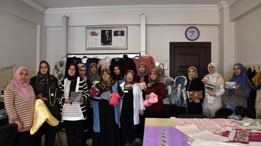 Atık kumaşlar kadınların ellerinde yeniden şekilleniyor