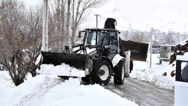 Bitlis'te Nisan ortasında kar mesaisi devam ediyor