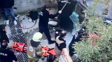 Bursa'da kontrolden çıkan otomobil merdivenlerden yuvarlandı