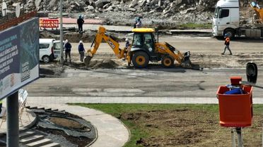 Büyükşehir'de pazar günü de durmak yok: Kartal Katlı Kavşağı'nda hummalı çalışma