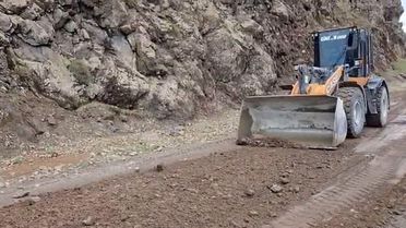 Karakoçan'da Heyelan Kapanan Yol Açıldı