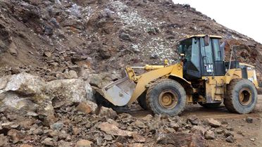 Erzurum'da heyelan yolu kapattı