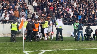 Gol attılar! Sevincini arkadaşları ya da taraftarlar yerine bakın kiminle paylaştı