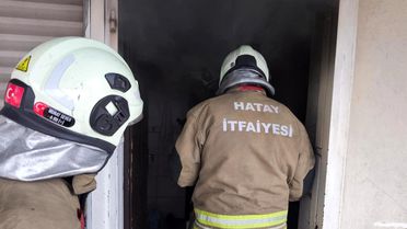 İskenderun'da evin mutfağı alevlere teslim oldu