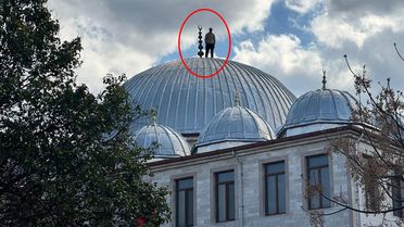İntihar etmek için cami çatısına çıktı, 2 saatlik çabayla aşağı indirildi