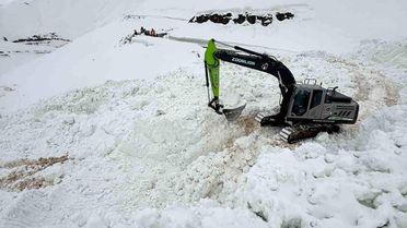 Şırnak'ta çığ düşen yolu açmak için ekipler seferber oluyor