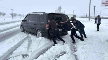 Tatvan'da Nisan Yağışı Şaşırttı