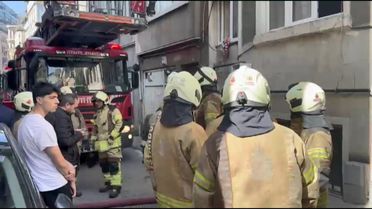 Beyoğlu'nda Yangın: İki Kişi Dumandan Etkilendi
