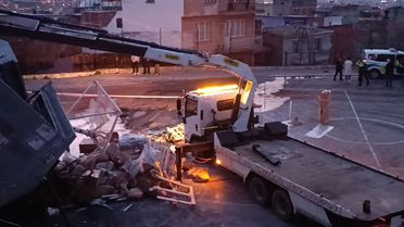 Freni boşalan kamyon okul bahçesine uçtu, sürücünün durumu ağır