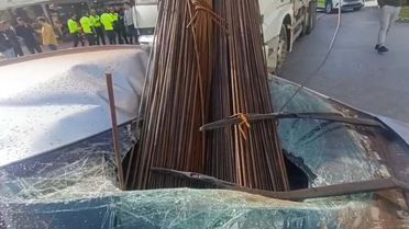 Kavşakta korku dolu anlar! Demirler araca saplandı