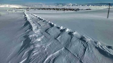 Karayazı'da karla mücadele: Kapalı yollar açıldı, öğrenciler okullarına ulaştı