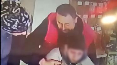 Marketçi Heimlich Manevrası ile Öğrenciyi Kurtardı