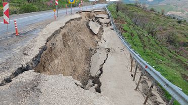 Eruh'ta Heyelan: Ulaşım Kontrollü Sağlanıyor