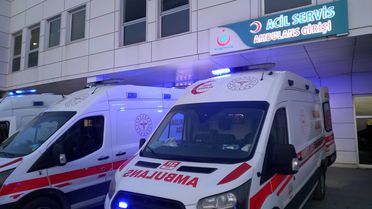 Yüksek sesle konuşan müşteriyi uyaran garson, bıçakla ağır yaralandı