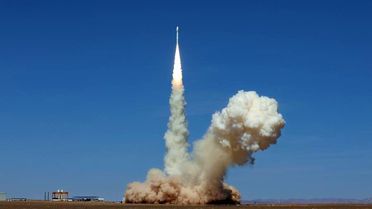 Çin 8 Uydu Taşıyan Roketi Fırlattı