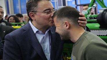 Ali Babacan, 24 yaşındaki genç çiftçiyi görünce alnından öptü