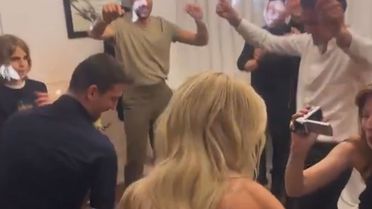 Cengiz Ünder'in nişan töreninde renkli anlar! Fenerbahçeli futbolcular kurtlarını döktü