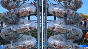 Çin’de aqua parkta korku dolu anlar: Kaydırakta mahsur kaldılar