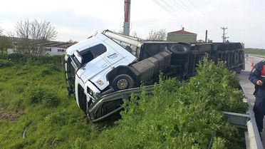 Edirne'de Tır Devrildi