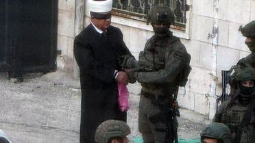 İsrail askerleri Filistinli eski bakanı ellerini ve gözlerini bağlayarak gözaltına aldı