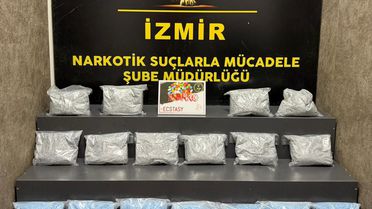 İzmir'de Uyuşturucu Operasyonu: 101 Bin Hap Ele Geçirildi