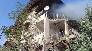 Kırıkhan'da evin terası alevlere teslim oldu