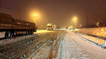Kop Dağı Geçidi'nde Buzlanma, Araçlar Yolda Kaldı