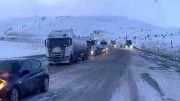 Kop Dağı Geçidi yoğun kar ve tipi nedeniyle ulaşıma kapandı