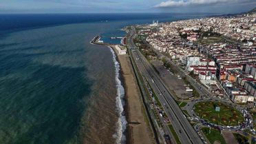 Trabzon'da Fırtına Kıyıları Çamurla Doldurdu
