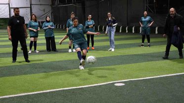 Yeşil sahadaki performanslarıyla erkeklere taş çıkaran kadınlar, halı saha maçında doyasıya eğlendiler