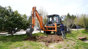 Bilecik Belediyesine hibe edilen kepçe ilk kez okulda kullanıldı