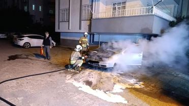 Hatay'da Park Halindeki Araç Yandı