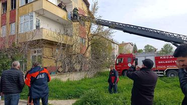 Genç, Evi Ateşe Verip Babasını Aradı