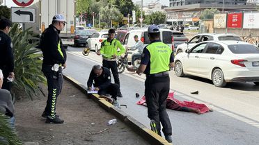 Yol kenarında mendil satarken tırın altında kalan kadın hayatını kaybetti