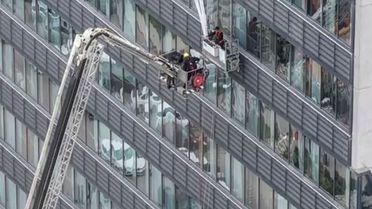 22 katlı hastanede can pazarı! Mahsur kalan işçileri kurtarma çalışması saatlerce sürdü