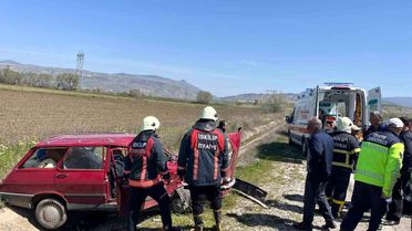 Çorum'da iki otomobil çarpıştı: 3 yaralı