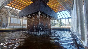 Erzurum'da 'dört mevsim' bir arada: Bir yanda kar esareti, bir yanda Palandöken'de kayak, bir yanda parklarda bahar keyfi, bir yanda buz tutan şadırvanlar