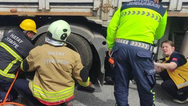 Tırını tamir ederken aracın hareket etmesiyle ezilerek can verdi