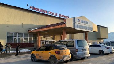 Yüksekova'da zehirlenme şüphesiyle 12 öğrenci hastaneye kaldırıldı