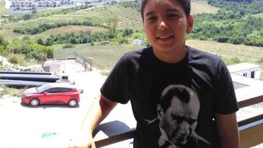 8 yıl önce tüfekle öldürülen Kerem'in ailesinin avukatı duruşma salonunda bastonla olayı canlandırdı