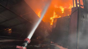 Adana'da Geri Dönüşüm Tesisinde Yangın