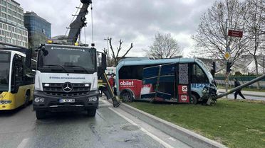 Beyoğlu'nda Minibüs ile Araç Çarpıştı