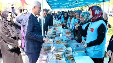 Düzce'de ihtiyaç sahibi nişanlı gençler için hayır çarşısı