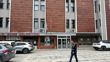 Eşme Belediyesi'ne yönelik 'irtikap' soruşturması kapsamında Başkan Tozan, eşi ve 3 şüpheli gözaltına alındı