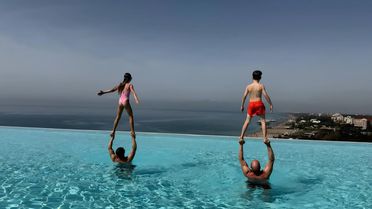 İngiliz oyuncu Jason Statham'dan sonsuzluk havuzunda poz