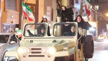 İranlı kadınlardan ağır silahlarla gövde gösterisi