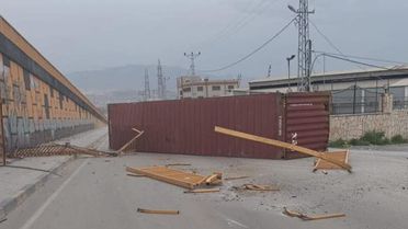 İskenderun’da fırtına konteyneri köprüden uçurdu
