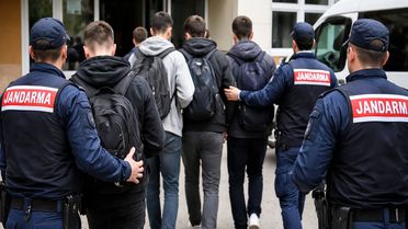 İzmir'de okul saldırısı hazırlığı iddiası: 8 öğrenci gözaltına alındı