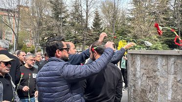 Kahramanmaraş'ta okul saldırısında ölen öğretmen ve öğrenciler için Nevşehir'de karanfil bırakıldı
